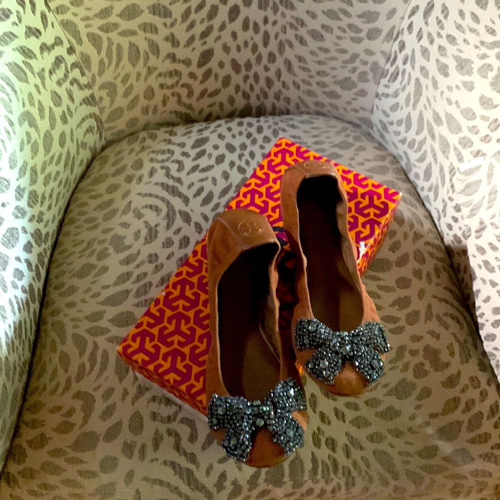 Tory Burch Eddie with Bow. Luxury Suede. Ballet flat. Size 8.5. Worn twice.